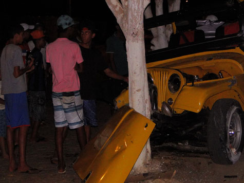 Brumado: Jovens com Jeep colidem em árvore