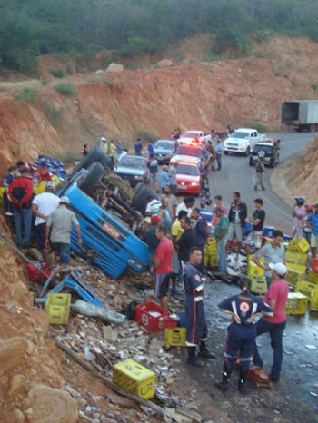 Rio de Contas: Caminhão de Brumado capota no distrito de Marcolino Moura