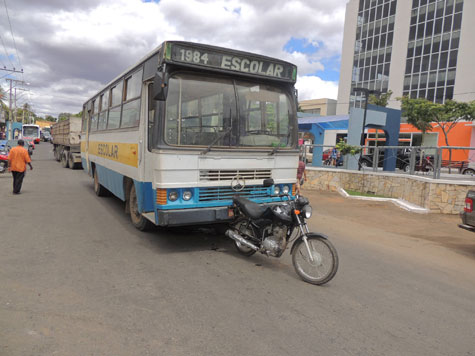 Brumado: Ônibus engata em motocicleta e condutores reclamaram da ausência do DTTU