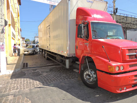 Brumado: Caminhão baú arrasta e danifica carro estacionado no centro