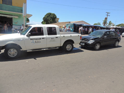 Acidente com carro da Sesab em Brumado