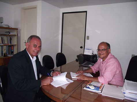Brumado: Aguiberto assina convênio para contratação de cinco carros pipa