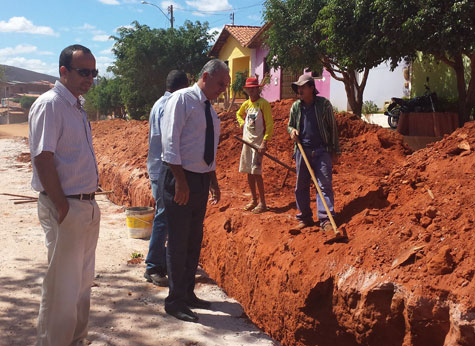 Brumado: Aguiberto fiscaliza obras de esgotamento nos Bairros Malhada Branca e Esmeraldas