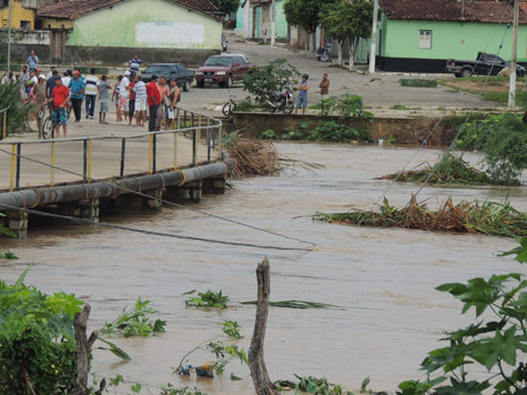 Brumado: Rio do Antônio transborda e provoca vários alagamentos