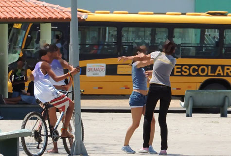 Brumado: Estudantes brigam em praça pública