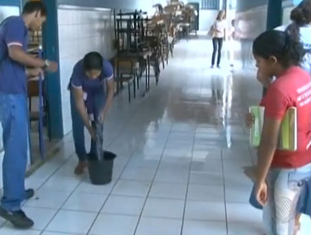 Luís Eduardo Magalhães: Alunos limpam salas de aula em função da paralisação dos terceirizados