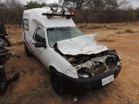 Brumado: Ambulância de Riacho de Santana atropela um burro e fica retida