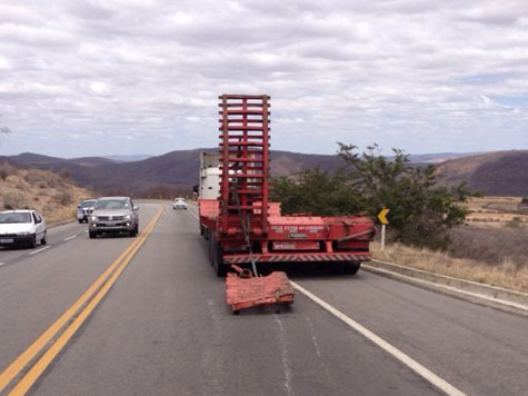 Anagé: Tubo de torre eólica cai de carreta na BA-262