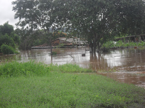 Aracatu: Casa fica submersa na comunidade do Riachão e deixa família desabrigada