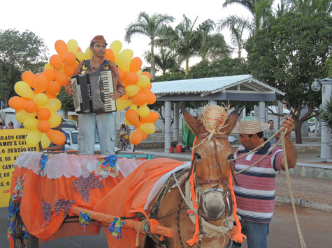 Brumado: São João do CEB com desfile de carroças