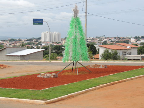 Brumado dá boas vindas à visitantes com árvore de Natal feita de material reciclável