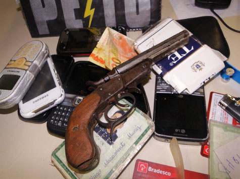 Brumado: PM prende assaltantes, apreende arma e vários celulares