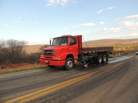 Brumado: Veículo de passeio colide com caminhão na BA-148