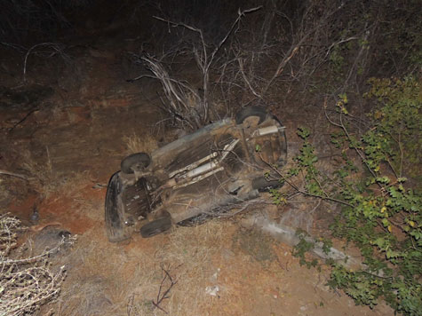 Brumado: Veículo capota na BA-148 e cai embaixo da Ponte do Rio São João