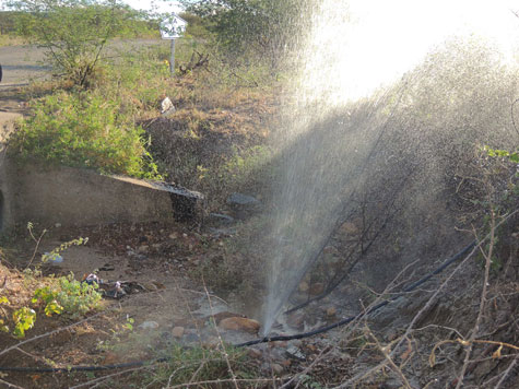 BA-943: Em época de seca, cano jorra água em Brumado