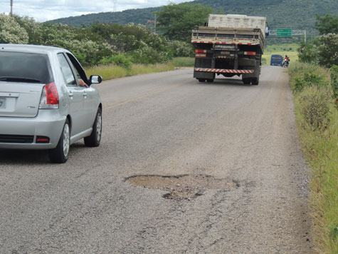 Buracos tomam conta da BR-030 no trecho entre Brumado e Tanhaçu