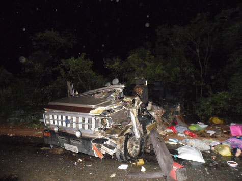 Caetité: Quatro mortos e vários feridos em acidente envolvendo van e cegonha na BR-030