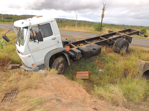 Caminhão descontrolado bate em barranco na BR-030 em Brumado