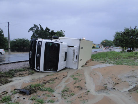 Brumado: Caminhão baú tomba na BR-030 