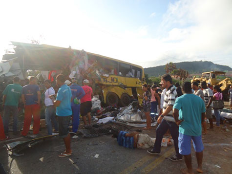 Acidente com retroescavadeira e ônibus deixa mais de 14 mortos na BR-110