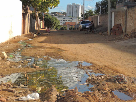 Moradores reclamam da falta de esgotamento e pavimentação no Bairro Feliciano Pereira Santos