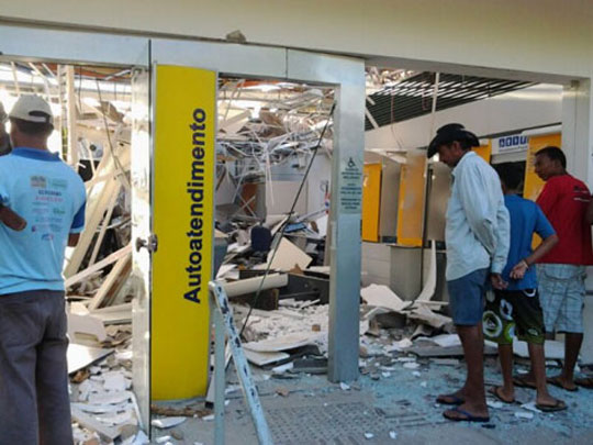 Dois caixas eletrônicos são explodidos a cada cinco dias na Bahia