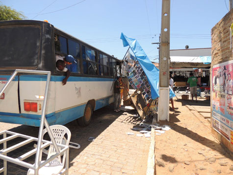 Brumado: Ônibus derruba barraca de camelô
