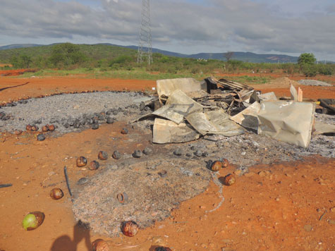 Barraca de coco pega fogo na rótula do anel viário em Brumado