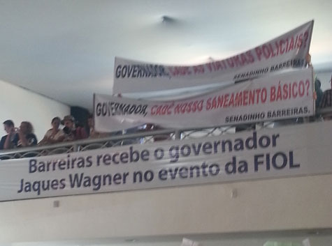 Barreiras: Professores fazem manifestação durante seminário da Fiol