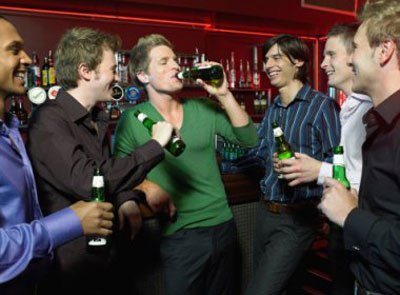 Beber com amigos duas vezes por semana faz bem à saúde do homem, diz estudo