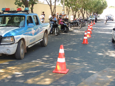 Brumado: PM e DTTU realizam blitz na Praça Coronel Zeca Leite