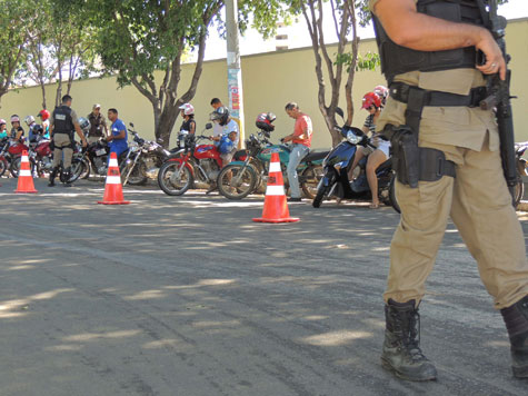 PM intensifica blitz a fim de inibir tráfico e assaltos em Brumado