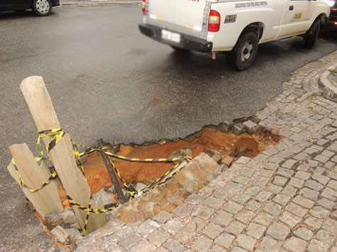 Brumado: Carro cai em buraco no centro