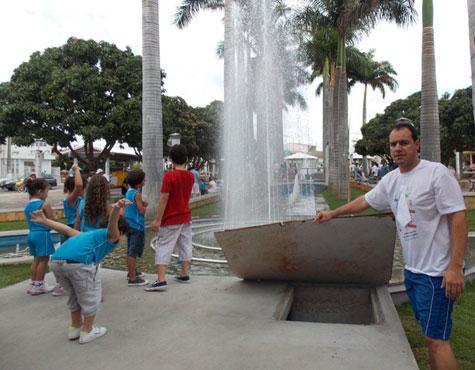 Brumado: Perigoso buraco mal coberto na Praça Coronel Zeca Leite assustam pais