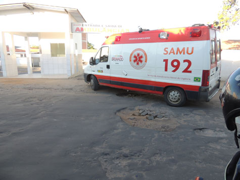 Brumado: Ambulância tem que driblar buracos na entrada de emergência do HPMN