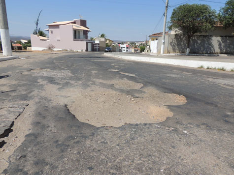 Brumado: Buracos na Avenida João Paulo I voltam a ser motivo de reclamação de condutores