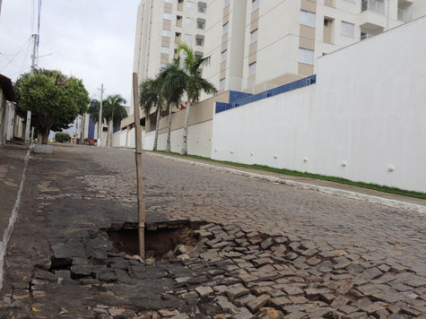 Brumado: Chuva forte causa alagamentos e buracos