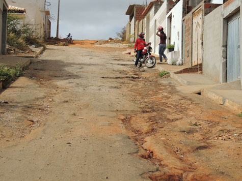 Brumado: Buraqueiras nas ruas do Bairro Olhos D’Água