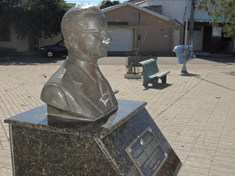 Brumado: Vândalos atacam busto de Roberto Santos