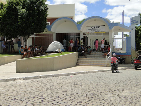 Brumado: Pais e alunos acampam em porta de escola em busca de vaga