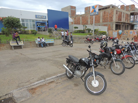 Brumado: Camelôs e motoboys são retirados da calçada da Caixa Econômica Federal