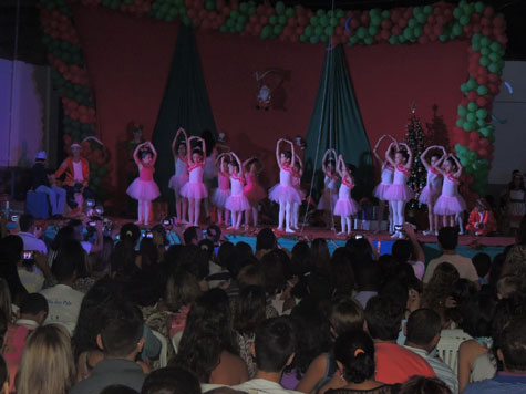 Brumado: Em festa de confraternização, CEML apresentou musical natalino
