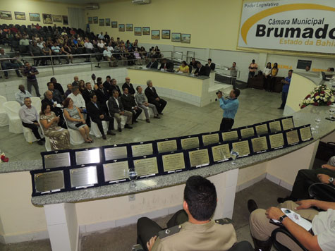 Câmara entrega de títulos de cidadão brumadense