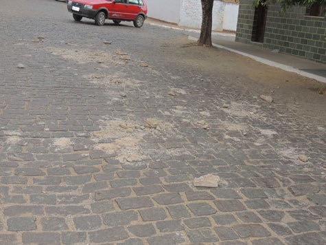 Brumado: Caçamba sem lona deixa entulho cair em várias ruas
