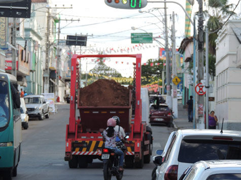 Caçambas sem lona continuam a oferecer riscos em Brumado