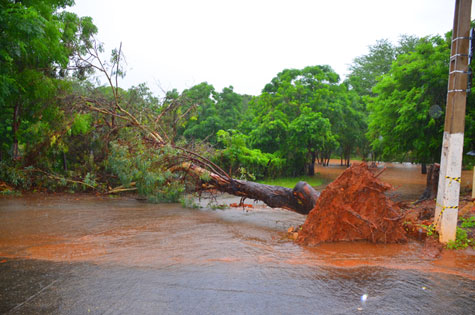 Caculé: Rio Paiol continua vertendo sobre a Barragem Comocochico