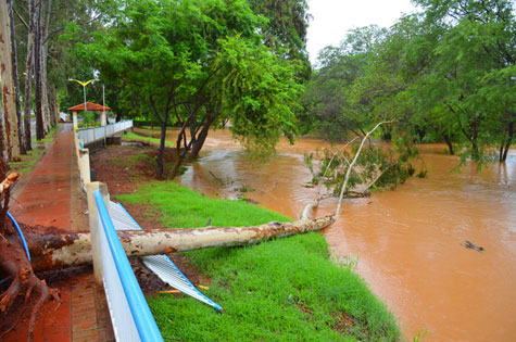 Caculé: Rio Paiol continua vertendo sobre a Barragem Comocochico