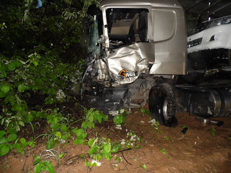 Caetité: Quatro mortos e vários feridos em acidente envolvendo van e cegonha na BR-030