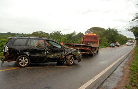 Caetité: Carro bate em viatura da polícia no mesmo local do acidente entre van e carreta
