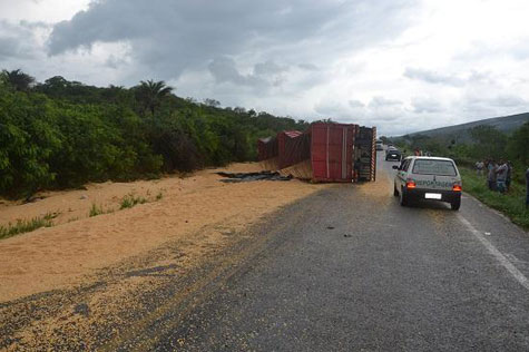 Caetité: Carreta carregada com milho tomba na BR-030